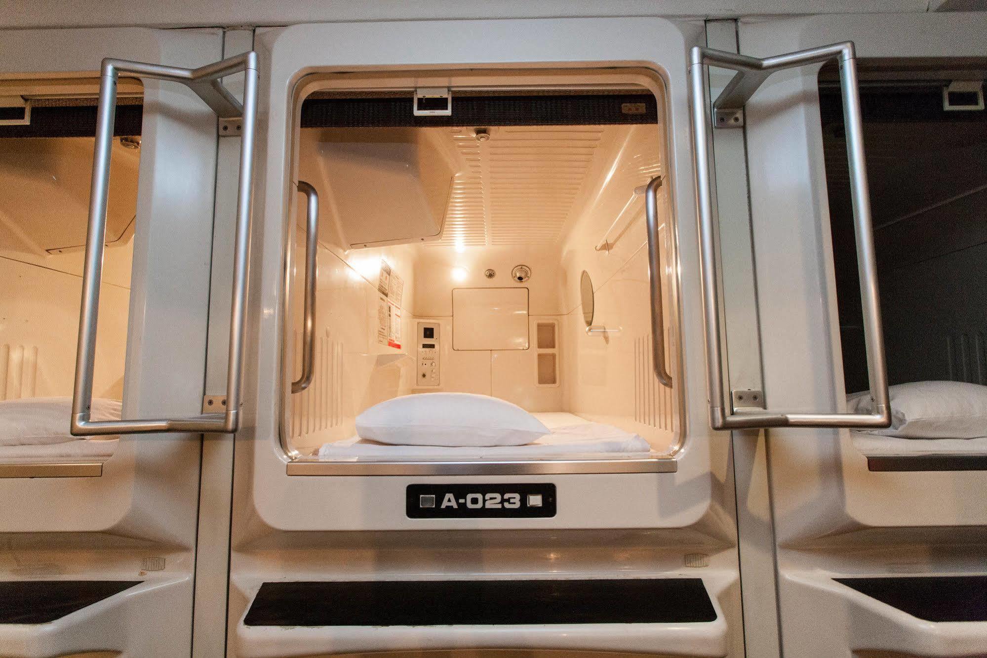 Capsule Hotel Asahi Plaza Shinsaibashi Osaka Exterior foto