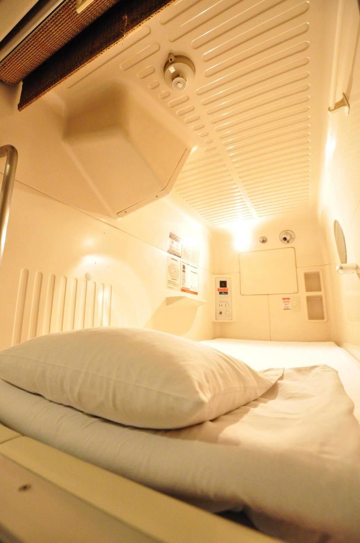 Capsule Hotel Asahi Plaza Shinsaibashi Osaka Exterior foto